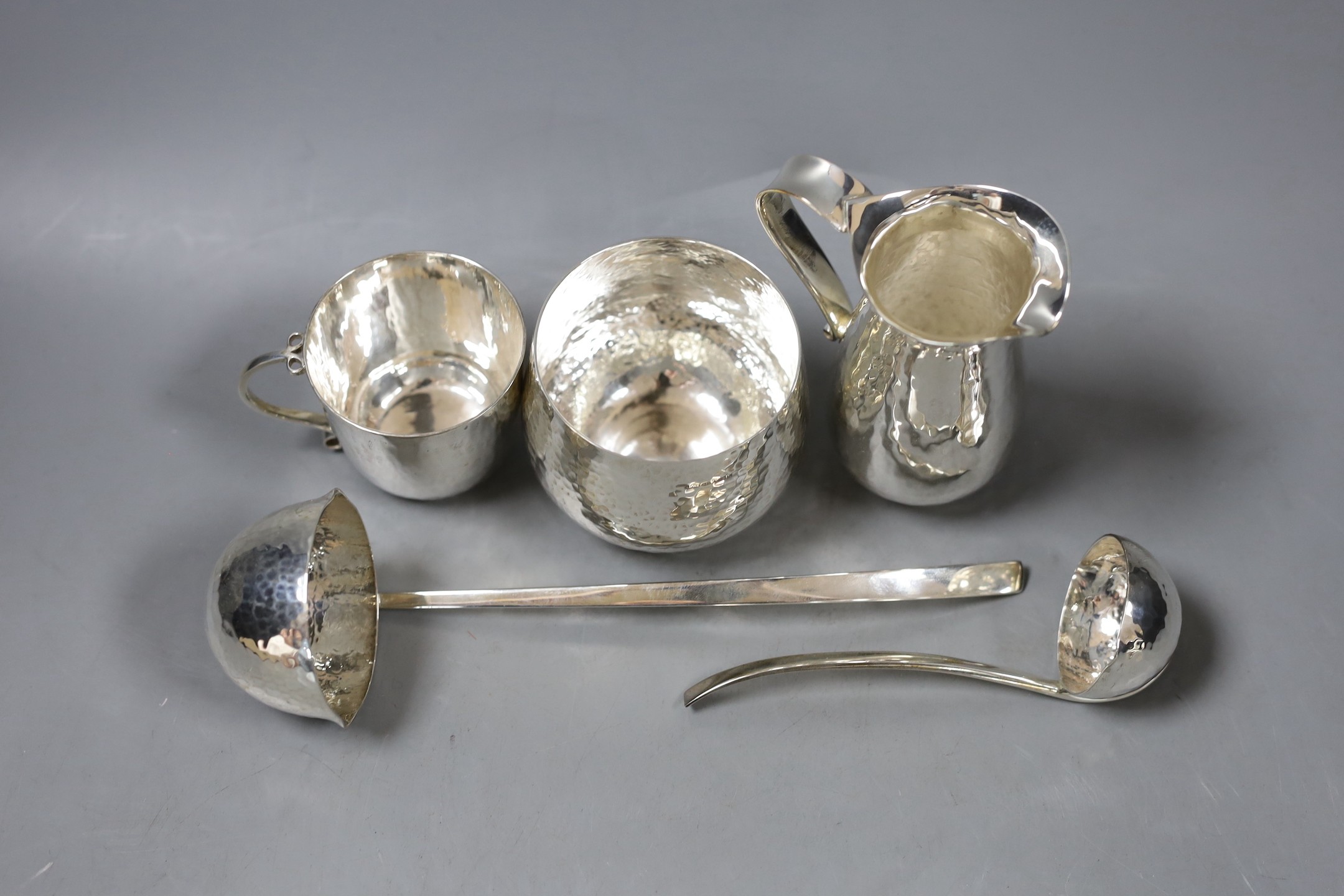 Five modern planished silver items by Pruden & Smith, including a bowl, a mug, a jug and two ladles, jug 10.9cm, 18oz.